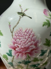 Paire de vases en porcelaine de Chine famille rose &agrave; d&eacute;cor de gar&ccedil;ons jouant, marque de Qianlong, R&eacute;publique