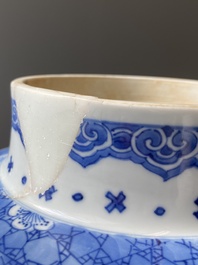 Een Chinese blauw-witte dekselvaas, Kangxi