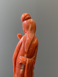 Twee Chinese bloedkoralen sculpturen van een dame met een waaier en van een dame met een bloem, 19/20e eeuw