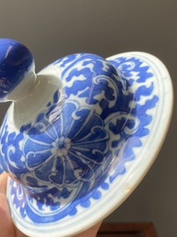 Een Chinese blauw-witte dekselvaas, Kangxi