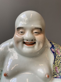 Een Chinese famille rose Boeddha op houten sokkel, Wei Hongtai 魏洪泰 merk, 19/20e eeuw
