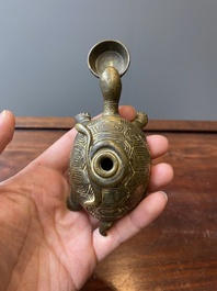Een Chinese vergulde bronzen waterdruppelaar in de vorm van een schildpad met een slang, wellicht Qing