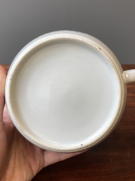 Een Chinese famille rose theepot met 'Guo Ziti' decor, 19e eeuw