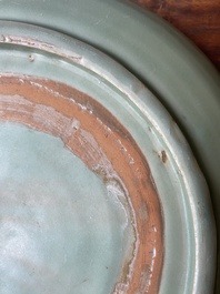 Een Chinese Longquan celadon schotel met onderglazuur decor, Ming