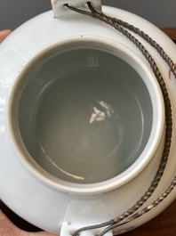 Een Chinese famille rose theepot met 'Guo Ziti' decor, 19e eeuw