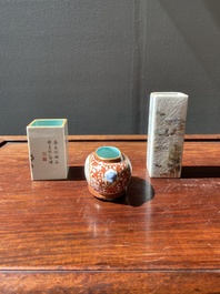 Deux pots &agrave; pinceaux et un pot &agrave; eau en porcelaine de Chine qianjiang cai et grisaille, signature de Cheng Men 程門 et marques de Qianlong, 20&egrave;me