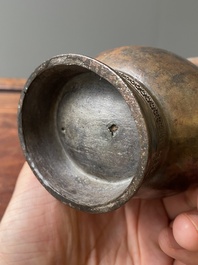 Een Chinees archa&iuml;sch bronzen ritueel wijnvat met inscriptie, 'zhi', late Shang-dynastie