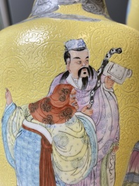 Een paar Chinese famille rose vazen met geleerden op een gele sgraffiato fond, Qianlong merk, Republiek