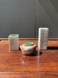 Deux pots &agrave; pinceaux et un pot &agrave; eau en porcelaine de Chine qianjiang cai et grisaille, signature de Cheng Men 程門 et marques de Qianlong, 20&egrave;me