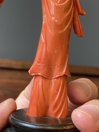Sculpture d'une femme avec un chasse-mouche et un &eacute;ventail en corail rouge, Chine, 19/20&egrave;me