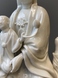 Guanyin &agrave; l'enfant en porcelaine blanc de Chine de Dehua, Kangxi/Qianlong
