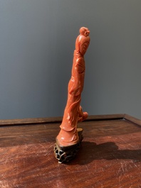 A Chinese red coral figure of a lady with a fan, 19/20th C.