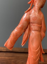 Sculpture d'une femme avec un chasse-mouche et un &eacute;ventail en corail rouge, Chine, 19/20&egrave;me