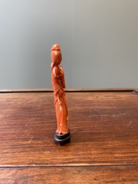 Twee Chinese bloedkoralen sculpturen van een dame met een waaier en van een dame met een bloem, 19/20e eeuw