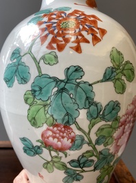Paire de vases en porcelaine de Chine famille rose et un pot &agrave; fond turquoise, R&eacute;publique