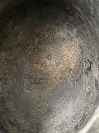 Een Chinees archa&iuml;sch bronzen ritueel wijnvat met inscriptie, 'zhi', late Shang-dynastie