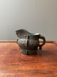R&eacute;cipient &agrave; vin rituel archa&iuml;que en bronze dans le style des Zhou de l'Ouest, 'gong', Chine, marque de Yong Bao Zhen Wan 永葆珍玩, Ming