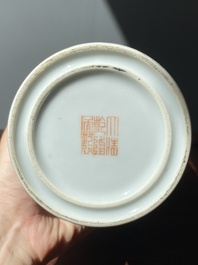 Een paar Chinese famille rose rouleau vazen, Qianlong merk, Republiek