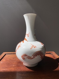 Vase de forme bouteille en porcelaine de Chine &agrave; d&eacute;cor d'un dragon en rouge de fer, 19&egrave;me