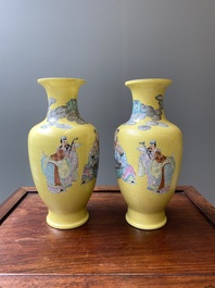 Een paar Chinese famille rose vazen met geleerden op een gele sgraffiato fond, Qianlong merk, Republiek