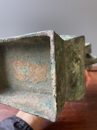 R&eacute;cipient &agrave; vin rituel archa&iuml;que en bronze inscrit Jie Fu Wu 㔾父戊, 'fanghu', Chine, Zhou de l'Ouest