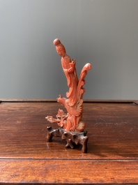 Een Chinese bloedkoralen sculptuur van een dame op een feniks, 19/20e eeuw