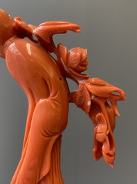 Sculpture d'une femme avec une branche fleurie en corail rouge, Chine, 19/20&egrave;me