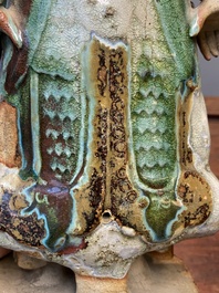 Deux figures en gr&egrave;s porcelaineux polychrom&eacute;, probablement Shiwan, 19&egrave;me