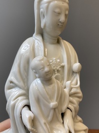 Guanyin &agrave; l'enfant en porcelaine blanc de Chine de Dehua, Kangxi/Qianlong