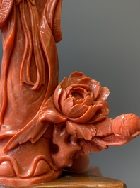 A Chinese red coral figure of a lady with a fan, 19/20th C.