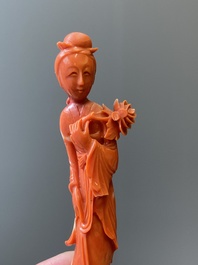 Twee Chinese bloedkoralen sculpturen van een dame met een waaier en van een dame met een bloem, 19/20e eeuw