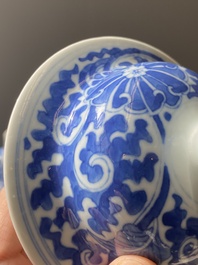 Een Chinese blauw-witte dekselvaas, Kangxi