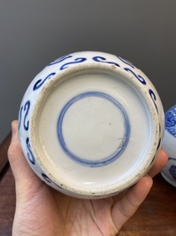 Een paar Chinese blauw-witte flesvormige vazen, 19e eeuw