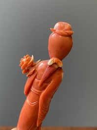 Twee Chinese bloedkoralen sculpturen van een dame met een waaier en van een dame met een bloem, 19/20e eeuw