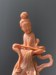 Sculpture d'une femme avec un chasse-mouche, Chine, 19/20&egrave;me