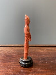 Sculpture d'une femme avec un chasse-mouche et un &eacute;ventail en corail rouge, Chine, 19/20&egrave;me
