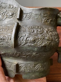 R&eacute;cipient &agrave; vin rituel archa&iuml;que en bronze dans le style des Zhou de l'Ouest, 'gong', Chine, marque de Yong Bao Zhen Wan 永葆珍玩, Ming