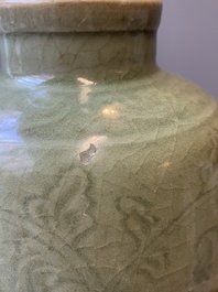 Vase en porcelaine de Chine en c&eacute;ladon de Longquan &agrave; d&eacute;cor floral incis&eacute;, Ming