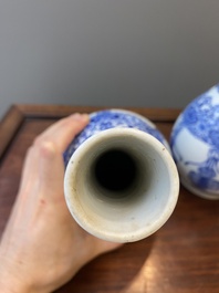 Een paar Chinese blauw-witte flesvormige vazen, 19e eeuw
