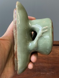 Br&ucirc;le-parfum en forme de canard en porcelaine de Chine c&eacute;ladon de Longquan, Ming