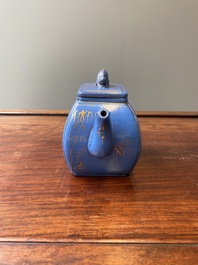 Een Chinese blauw-geglazuurde Yixing steengoed theepot met verguld decor, Qianlong merk, 20e eeuw