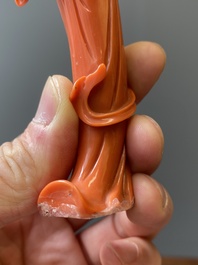Sculpture d'une femme avec une branche fleurie en corail rouge, Chine, 19/20&egrave;me