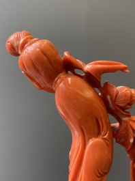 Sculpture d'une femme avec une branche fleurie en corail rouge, Chine, 19/20&egrave;me