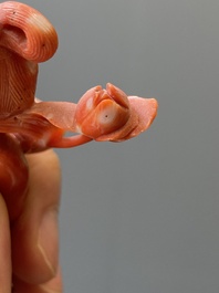 Sculpture d'une femme avec fleur de lotus en corail rouge, Chine, 19/20&egrave;me