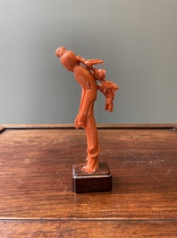 Sculpture d'une femme avec une branche fleurie en corail rouge, Chine, 19/20&egrave;me