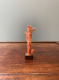 Sculpture d'une femme avec fleur de lotus en corail rouge, Chine, 19/20&egrave;me
