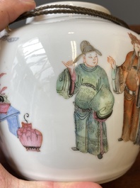 Een Chinese famille rose theepot met 'Guo Ziti' decor, 19e eeuw