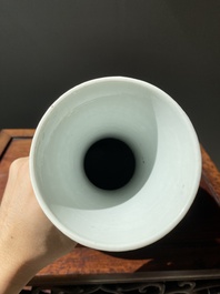 Vase de forme bouteille en porcelaine de Chine &agrave; d&eacute;cor d'un dragon en rouge de fer, 19&egrave;me