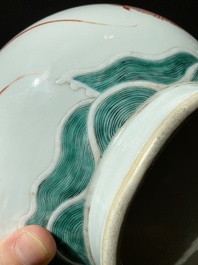 Vase de forme bouteille en porcelaine de Chine &agrave; d&eacute;cor d'un dragon en rouge de fer, 19&egrave;me