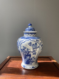 Een Chinese blauw-witte dekselvaas, Kangxi